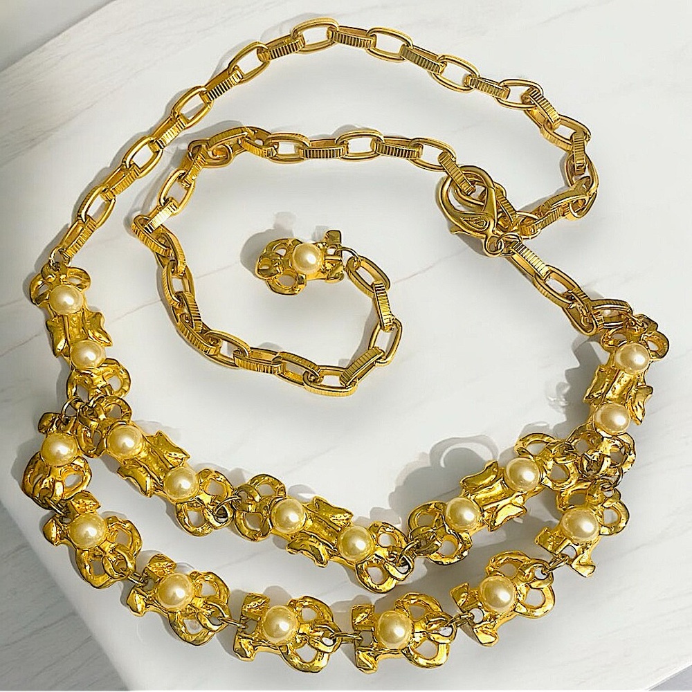 Vintage 1980s Chunky Goldtone Metal Faux pearl Dangle Chain Belt